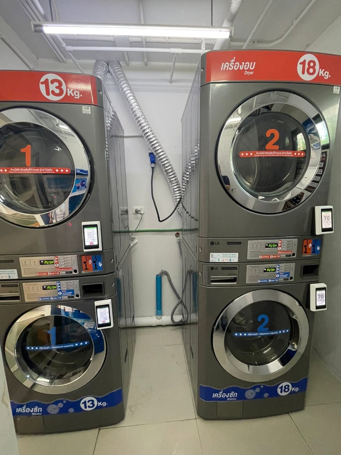 เครื่องซักและเครื่องอบ LG เชิงพาณิชย์ที่ติดตั้ง EMBIZ QR Box รุ่น 4 นิ้ว กรอบสีขาว